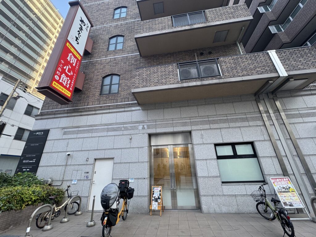 中之島校の入口・建物外観