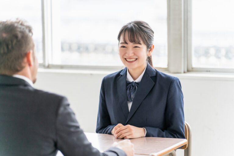 面接の練習をする生徒